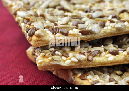 Biscotti con semi: Girasole, sesamo e lino. Primo piano con dof estremamente poco profondo. Foto Stock