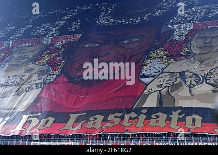 AC Milan tifosi di calcio che esibono una coreografia del diavolo allo stadio di San Siro, a Milano, Italia. Foto Stock