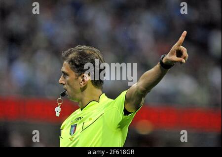 L'arbitro di calcio ha saltato un fischio durante la serie italiana UNA partita di calcio allo stadio San Siro, a Milano. Foto Stock