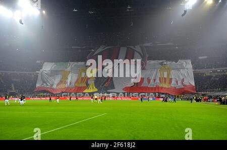 Gli appassionati di calcio dell'AC Milan hanno esibito una coreografia con il presidente Silvio Berlusconi che tiene un trofeo allo stadio San Siro, a Milano. Foto Stock