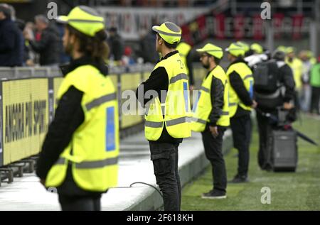 Personale addetto alla sicurezza presso lo stadio di calcio San Siro di Milano. Italia Foto Stock