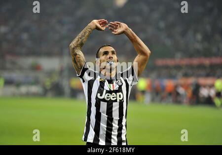 Il giocatore della Juventus Carlos Tevez festeggia con il succhietto durante la partita di calcio AC Milan vs FC Juventus, allo stadio di san siro. Foto Stock