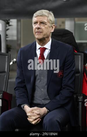 Arsene Wenger, allenatore di calcio dell'Arsenal, allo stadio di San Siro, a Milano durante una partita della UEFA League AC Milan vs Arsenal. Foto Stock