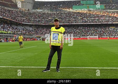 Personale addetto alla sicurezza presso lo stadio di calcio San Siro di Milano. Italia Foto Stock