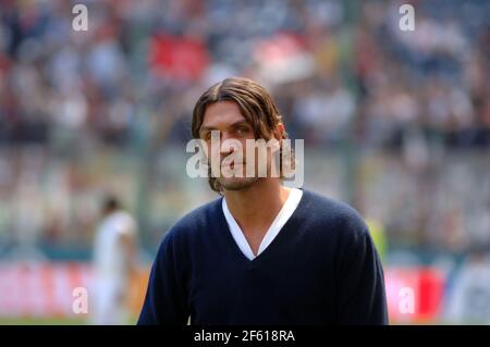 Il calciatore e capitano dell'AC Milan Paolo Maldini, ritratto allo stadio di calcio San Siro, a Milano. Foto Stock