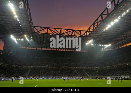 Tramonto sullo stadio san siro, durante la serie italiana una partita AC Milan vs FC Juventus, a Milano. Foto Stock