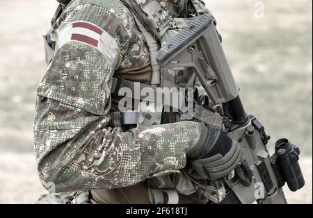 Soldato con fucile d'assalto e bandiera dell'Austria su uniforme militare. Collage. Foto Stock