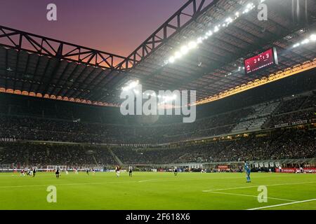 Tramonto sullo stadio san siro, durante la serie italiana una partita AC Milan vs FC Juventus, a Milano. Foto Stock