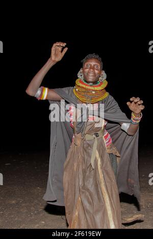 Donne in abito tradizionale della gente di Turkana. Turkana è una popolazione nilotica originaria della contea di Turkana, nel Kenya nord-occidentale Foto Stock