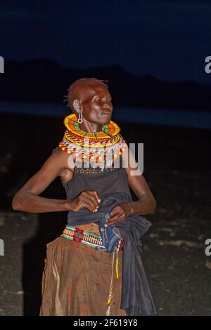 Donne in abito tradizionale della gente di Turkana. Turkana è una popolazione nilotica originaria della contea di Turkana, nel Kenya nord-occidentale Foto Stock