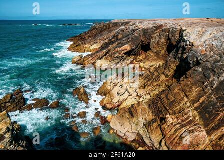 Bellissimo paesaggio oceanico. Rocce che scagliano dalle acque turchesi al largo della costa dell'Oceano Atlantico in Francia. Foto Stock