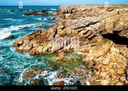 Bellissimo paesaggio oceanico. Rocce che scagliano dalle acque turchesi al largo della costa dell'Oceano Atlantico in Francia. Foto Stock