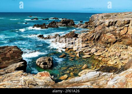 Bellissimo paesaggio oceanico. Rocce che scagliano dalle acque turchesi al largo della costa dell'Oceano Atlantico in Francia. Foto Stock