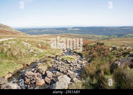 Torver Beck con la foresta di Grizedale in lontananza visto Da Torver Bridge sul lago di Coniston Walna Scar Rd Distretto Cumbria Inghilterra Foto Stock