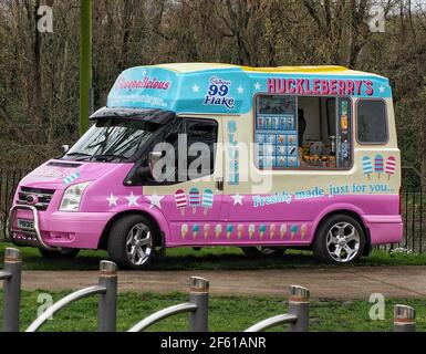 Furgone per gelato alla mirtillo a Victoria Park Belfast Foto Stock