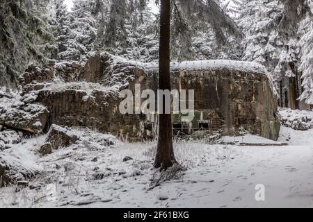 Vista invernale della fortezza in cemento danneggiata dalla seconda guerra mondiale, Repubblica Ceca Foto Stock