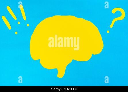 concetto di problema, layout del cervello giallo con domanda e punti esclamativi su sfondo blu Foto Stock
