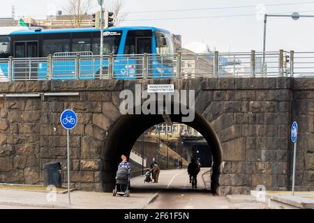 Sentiero pedonale e ciclabile Baana a Helsinki, Finlandia Foto Stock