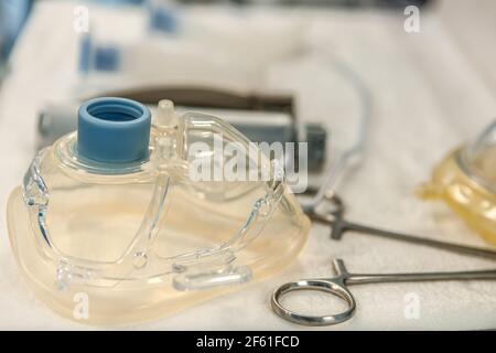 Una maschera medica per l'ossigeno si trova sul tavolo della sala operatoria. Il concetto di supporto medico. Foto Stock