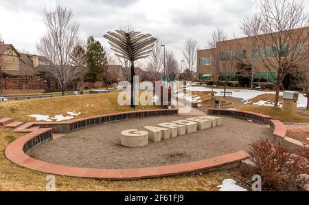 Denver, Colorado - 21 marzo 2021: Il Lowry Reading Garden, un bel parco di quartiere a Denver, Colorado Foto Stock