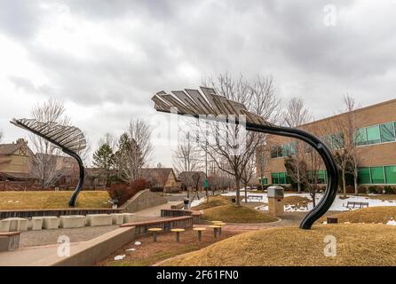 Denver, Colorado - 21 marzo 2021: Il Lowry Reading Garden, un bel parco di quartiere a Denver, Colorado Foto Stock