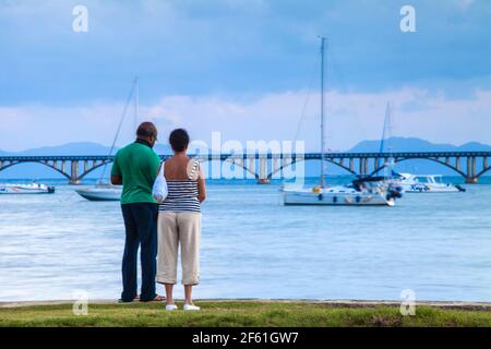 Repubblica Dominicana, Penisola Orientale De Samana, Semana, coppia che guarda al porto e Los Puentes - famoso ponte per Nowhere Foto Stock