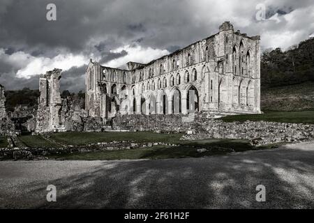 Abbazia di Rievaulx, North Yorkshire, Inghilterra, saturazione ridotta Foto Stock