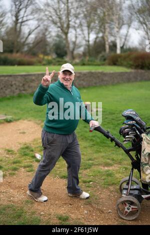 Londra, Regno Unito. 29 marzo 2021, Londra, Regno Unito: I golfisti del Brent Valley Golf Course il giorno in cui il golf ritorna come parte della tabella di marcia del governo fuori dai blocchi. Foto: Roger Garfield/Alamy Live News Foto Stock