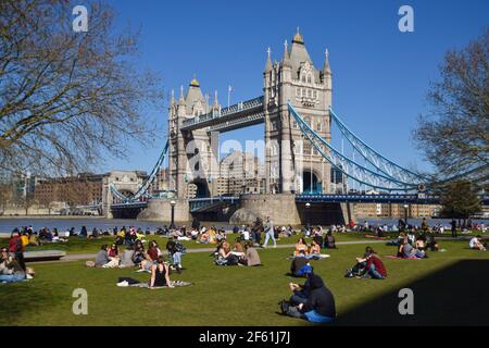 Londra, Regno Unito. 29 marzo 2021. La gente gode del sole nel Potters Fields Park vicino al Tower Bridge mentre le regole di blocco sono rilassate in Inghilterra. Credit: Vuk Valcic/Alamy Live News Foto Stock