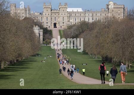 Windsor, Regno Unito. 29 marzo 2021. I residenti locali e i visitatori potranno fare una passeggiata lungo la Long Walk nel Windsor Great Park all'inizio di quello che ci si aspetta sia un breve periodo di tempo caldo. Il governo ha da oggi attenuato le restrizioni COVID-19 sulle riunioni all'aperto negli spazi pubblici e nei giardini privati consentendo a due famiglie di qualsiasi dimensione o a sei persone di un massimo di sei famiglie di incontrarsi all'esterno dell'Inghilterra. Credit: Mark Kerrison/Alamy Live News Foto Stock