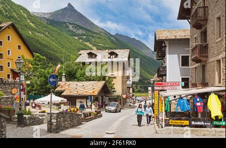 Cogne, Valle d'Aosta, Italia. Il centro città. Cogne è una tappa popolare per i visitatori del vicino Parco Nazionale del Gran Paradiso. Foto Stock