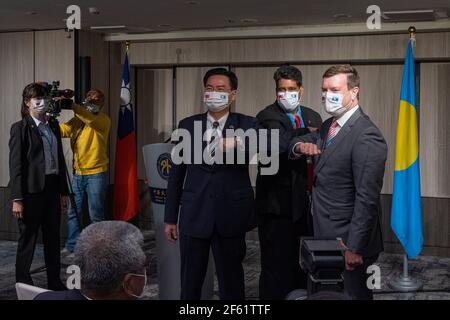 Taipei, Taiwan. 29 marzo 2021. Surangel Whipps Jr, Presidente di Palau (M) Joseph Wu (L), Ministro degli Affari Esteri di Taiwan e John Hennessey-Niland, Ambasciatore dell'Ambasciata degli Stati Uniti nella Repubblica di Palau è visto durante una conferenza stampa tenuta dal Ministero degli Affari Esteri di Taiwan (MOFA). Il Presidente di Palau si trova a Taiwan per una visita di cinque giorni dal 28 marzo al 01 aprile per lanciare una 'bolla di viaggio', Consentire viaggi tra Taiwan e Palau con meno restrizioni COVID-19. Credit: SOPA Images Limited/Alamy Live News Foto Stock