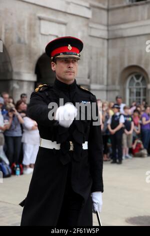 21 aprile 2011. Londra, Inghilterra. Un ufficiale del reggimento della Guardia della Regina, del Blues e dei Royals della Cavalleria della Casa si trova all'Arco delle Guardie a Cavallo Foto Stock