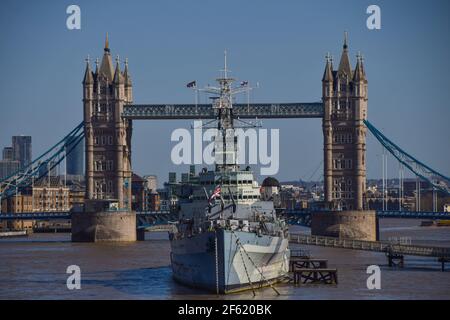 Londra, Regno Unito. 29 marzo 2021. Una vista dell'HMS Belfast e del Tower Bridge in una giornata calda e soleggiata in quanto le restrizioni di blocco sono rilassate. Credit: Vuk Valcic/Alamy Live News Foto Stock