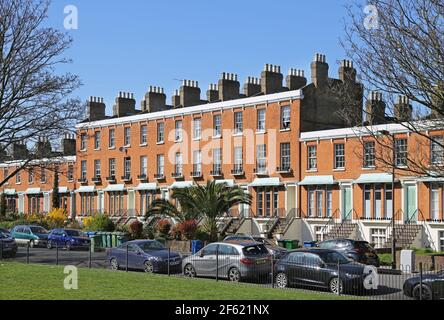 Clifton Crescent, Peckham, Londra, Regno Unito. Una famosa fila di case vittoriane del periodo Regency. Minacciato di demolizione negli anni '70 - ora elencato. Foto Stock