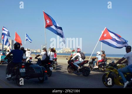 L'Avana, Cuba. 28 Marzo 2021. La gente partecipa a una carovana a l'Avana, Cuba, il 28 marzo 2021. Un'auto, una moto e una carovana in bicicletta la domenica si sono fatti strada attraverso il viale marittimo dell'Avana, chiedendo l'abolizione dell'embargo degli Stati Uniti di sei decenni contro l'isola, noto come 'blocco' tra la gente del posto. Credit: Joaquin Hernandez/Xinhua/Alamy Live News Foto Stock