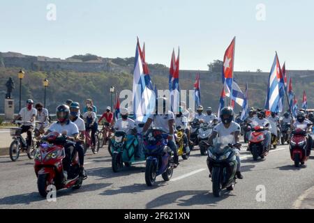 L'Avana, Cuba. 28 Marzo 2021. La gente partecipa a una carovana a l'Avana, Cuba, il 28 marzo 2021. Un'auto, una moto e una carovana in bicicletta la domenica si sono fatti strada attraverso il viale marittimo dell'Avana, chiedendo l'abolizione dell'embargo degli Stati Uniti di sei decenni contro l'isola, noto come 'blocco' tra la gente del posto. Credit: Joaquin Hernandez/Xinhua/Alamy Live News Foto Stock