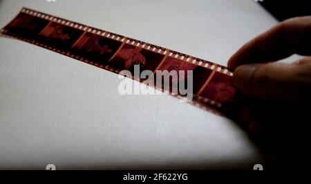 salvador, bahia / brasile - 14 maggio 2020: film fotografico negativo tenuto a mano. *** Local Caption *** . Foto Stock