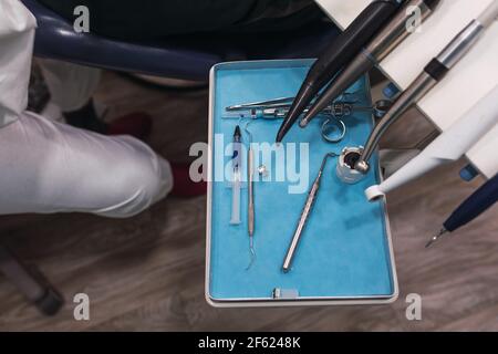 Tavolo da lavoro con attrezzi dentali in Office.Health di un dentista e. concetto di benessere Foto Stock