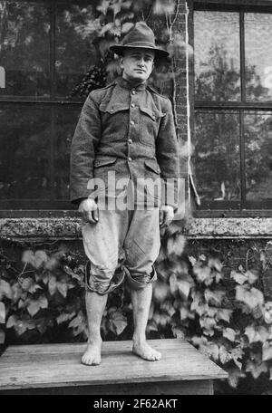 Soldato con piedi piatti rigidi, prima guerra mondiale Foto Stock