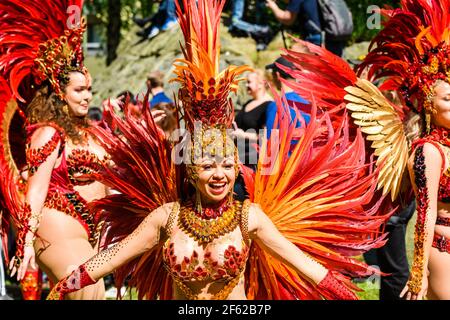 HAMMARKULLEN, SVEZIA - 25 MAGGIO 2019: Volto di una bella regina di carnevale nel carnevale annuale a Hammarkullen, Svezia Foto Stock