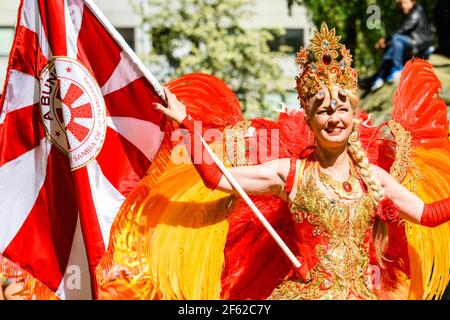 HAMMARKULLEN, SVEZIA - 25 MAGGIO 2019: Volto di una bella regina di carnevale nel carnevale annuale a Hammarkullen, Svezia Foto Stock