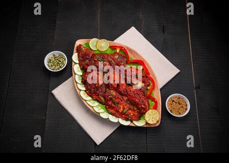 Kerala speciale masala di pesce fatto con spezie, fette di cocco per sapore e arrangiato splendidamente in una tavola e guarnito con cetriolo e toma Foto Stock