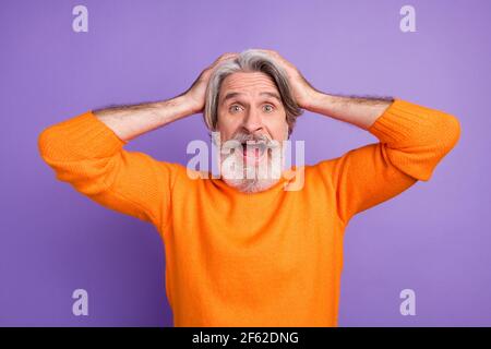 Foto di uomo maturo scioccato mani toccare testa errore problema preoccupato isolato su sfondo di colore viola Foto Stock