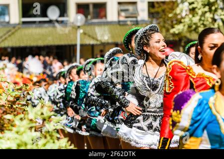 HAMMARKULLEN, SVEZIA - 25 MAGGIO 2019: Volto di una bella regina di carnevale nel carnevale annuale a Hammarkullen, Svezia Foto Stock