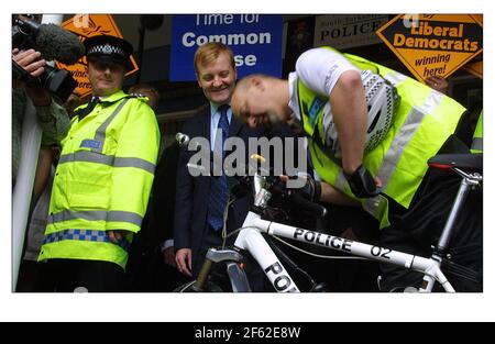 Charles Kenedy Giugno 2001 visita la Fawcett St. Police Station a Sheffield come parte della sua campagna elettorale nel 2001 liberal democratici Foto Stock