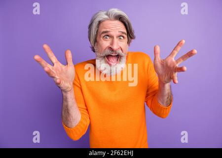 Foto di un uomo anziano impaurito terrorizzato panico preoccupato problema grido isolato su sfondo di colore viola Foto Stock