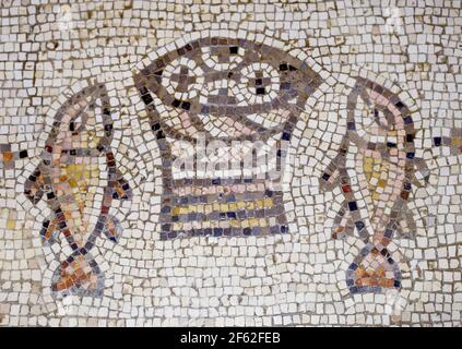 Mosaico di 'pesci e pani' del V secolo nella Chiesa della moltiplicazione, Tabgha, Mare di Galilea, Distretto Nord, Israele Foto Stock