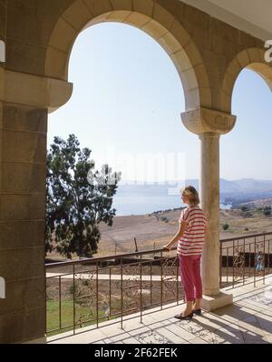 Vista del Mare di Galilea dalla terrazza della chiesa della moltiplicazione, Tabgha, sul mare di Galilea, Distretto Settentrionale, Israele Foto Stock