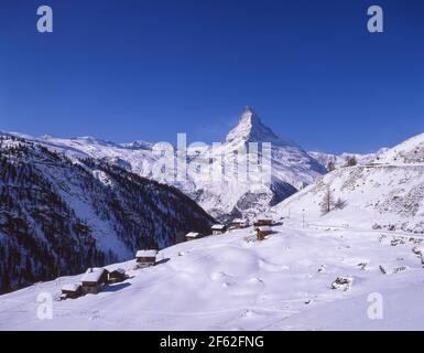 Rifugi e piste da sci con Monte Cervino dietro, Zermatt, il Vallese, Svizzera Foto Stock